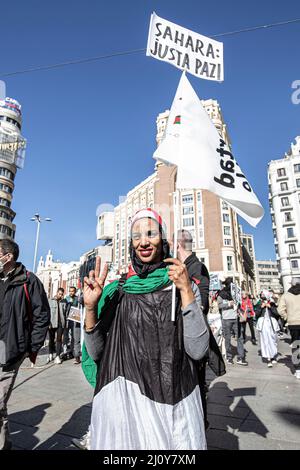 Madrid, Spagna. 13th Nov 2021. Un protester fa un segno che recita 'Sahara, pace giusta' durante la manifestazione. Migliaia di persone si sono manifestate nella marcia per la libertà del popolo saharawi a Madrid. (Foto di Jorge Contreras Soto/SOPA Images/Sipa USA) Credit: Sipa USA/Alamy Live News Foto Stock