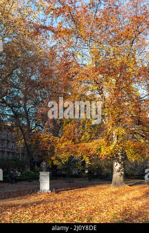 Busto di Rabindranath Tagore di Shenda Amery - Gordon Square, Bloomsbury, Londra, Regno Unito Foto Stock