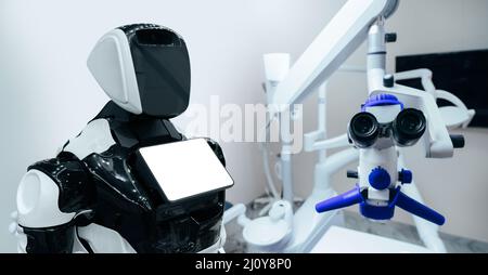 Robot e microscopio medico. Intelligenza artificiale nel concetto di medicina Foto Stock