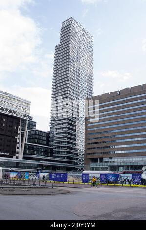 L'Aia, Paesi Bassi - 25 febbraio 2022: Grande torre residenziale nel centro dell'Aia Foto Stock