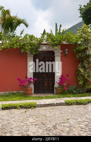 Porta in legno intagliato in casa coloniale di la Antigua Guatemala Foto Stock