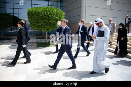 21 marzo 2022, Emirati Arabi Uniti, Abu Dhabi: Robert Habeck (Bündnis 90/Die Grünen), ministro federale tedesco per gli affari economici e la protezione del clima, è guidato attraverso il progetto di sviluppo urbano sostenibile Masdar City da Mohamed Jameel al Ramahi, CEO della Abu Dhabi Future Energy Company (Masdar). La città dell'Emirato di Abu Dhabi ospita la sede dell'Agenzia Internazionale per le Energie rinnovabili (IRENA). Il ministro dell'Economia e della protezione del clima Habeck è in visita di tre giorni nel Golfo Persico. In Qatar e negli Emirati Arabi Uniti (Emirati Arabi Uniti), sta tenendo numerosi colloqui Foto Stock