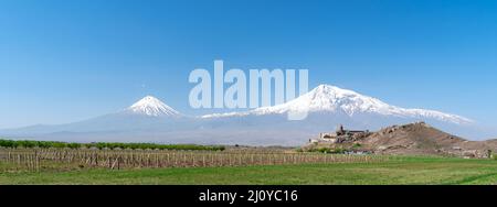 Monastero di Khor Virap sullo sfondo del monte Ararat in Armenia, bandiera lunga e larga. Foto Stock