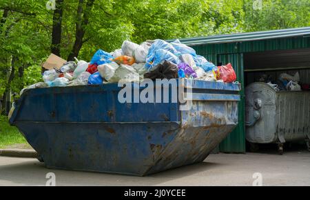 Il contenitore per la raccolta di rifiuti. Sacchetti di plastica per i rifiuti nel contenitore. Foto Stock