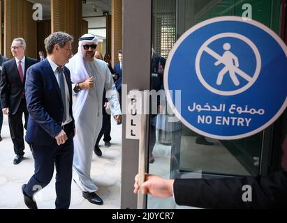 21 marzo 2022, Emirati Arabi Uniti, Abu Dhabi: Robert Habeck (Bündnis 90/Die Grünen), ministro federale tedesco per gli affari economici e la protezione del clima, è guidato attraverso il progetto di sviluppo urbano sostenibile Masdar City da Mohamed Jameel al Ramahi, CEO della Abu Dhabi Future Energy Company (Masdar). La città dell'Emirato di Abu Dhabi ospita la sede dell'Agenzia Internazionale per le Energie rinnovabili (IRENA). Il ministro dell'Economia e della protezione del clima Habeck è in visita di tre giorni nel Golfo Persico. In Qatar e negli Emirati Arabi Uniti (Emirati Arabi Uniti), sta tenendo numerosi colloqui Foto Stock