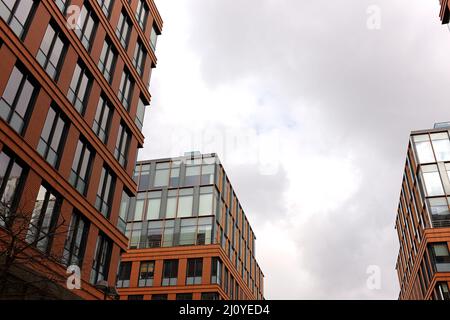 Edificio residenziale e di uffici minimalista. Edificio di appartamenti a basso angolo di vista in Russia Mosca Foto Stock