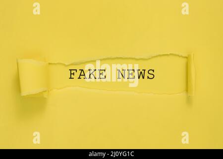 Telo falso cartellino giallo muro. Foto di alta qualità Foto Stock