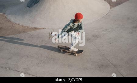 Un adolescente che si diverte con lo skatepark con lo skateboard. Foto di alta qualità Foto Stock