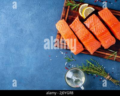 Cibo di fondo, porzioni a fette grandi bistecche di filetto di salmone Foto Stock