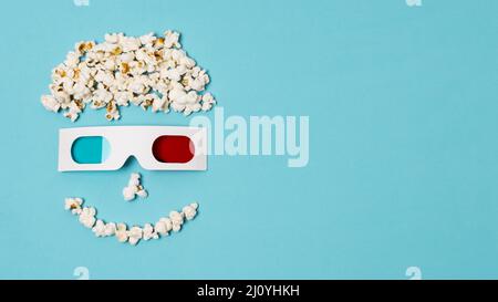 Faccina antropomorfa sorridente realizzata con popcorn 3D bicchieri cinema Time text. Foto di alta qualità Foto Stock