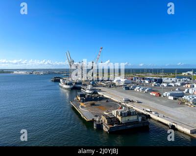Cape Canaveral, FL USA - 10 ottobre 2021: Le barche di recupero del razzo SpaceX a Cape Canaveral, Florida. Foto Stock