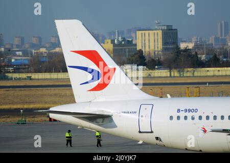 QINGDAO, CINA - 21 FEBBRAIO 2021 - Foto scattata il 21 febbraio 2021 mostra il logo di un aereo passeggeri China Eastern Airlines all'aeroporto di Liuting a Qin Foto Stock