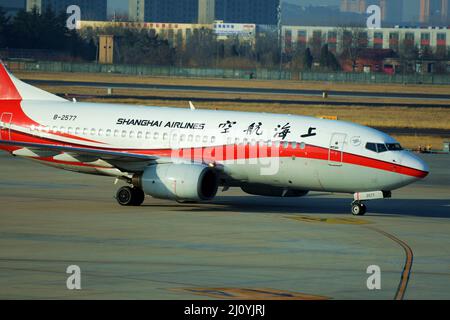 QINGDAO, CINA - 21 FEBBRAIO 2021 - un aereo passeggeri di Shanghai Airlines tassazioni presso l'aeroporto di Liuting a Qingdao, provincia cinese orientale di Shandong, febbraio Foto Stock