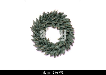 Verde corona di Natale da un albero artificiale senza decorazioni su un isolato bianco. Foto Stock