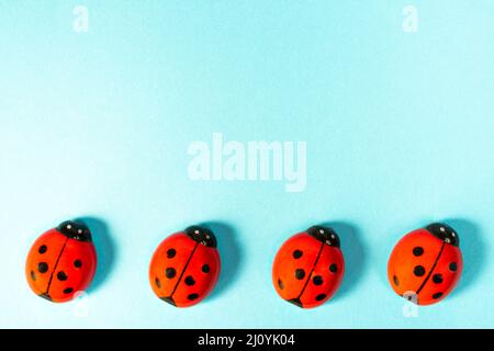 vista dall'alto di alcuni ladybugs su una superficie colorata Foto Stock