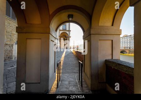 Bella galleria vicino al famoso Ponte Vecchio sul fiume Arno a Firenze Foto Stock