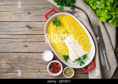 Merluzzo di pesce cotto in forno con patate e spezie - dieta sana. Foto Stock