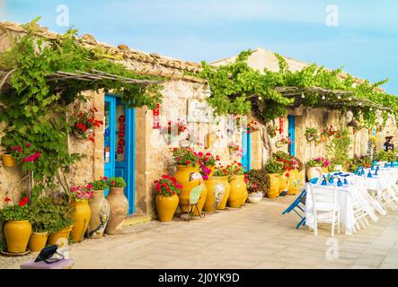 Marzamemi (Sicilia, Italia) - un piccolo villaggio di pescatori con un imponente centro storico in provincia di Siracusa, isola di Sicilia, estremo sud Italia Foto Stock