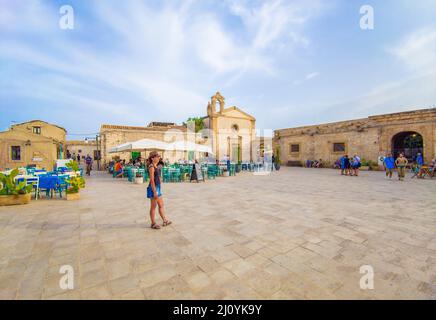 Marzamemi (Sicilia, Italia) - un piccolo villaggio di pescatori con un imponente centro storico in provincia di Siracusa, isola di Sicilia, estremo sud Italia Foto Stock