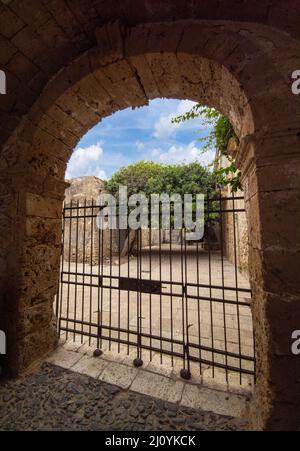 Marzamemi (Sicilia, Italia) - un piccolo villaggio di pescatori con un imponente centro storico in provincia di Siracusa, isola di Sicilia, estremo sud Italia Foto Stock