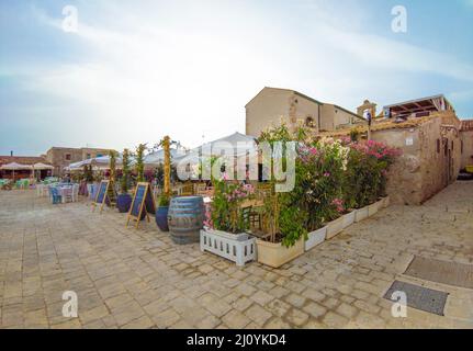 Marzamemi (Sicilia, Italia) - un piccolo villaggio di pescatori con un imponente centro storico in provincia di Siracusa, isola di Sicilia, estremo sud Italia Foto Stock