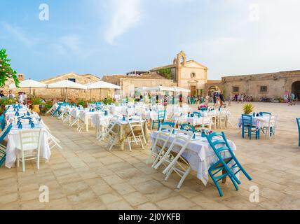 Marzamemi (Sicilia, Italia) - un piccolo villaggio di pescatori con un imponente centro storico in provincia di Siracusa, isola di Sicilia, estremo sud Italia Foto Stock