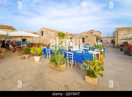 Marzamemi (Sicilia, Italia) - un piccolo villaggio di pescatori con un imponente centro storico in provincia di Siracusa, isola di Sicilia, estremo sud Italia Foto Stock