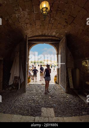 Marzamemi (Sicilia, Italia) - un piccolo villaggio di pescatori con un imponente centro storico in provincia di Siracusa, isola di Sicilia, estremo sud Italia Foto Stock