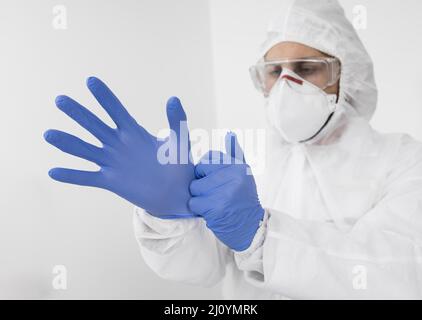 Medico indossare maschera viso guanti chirurgici. Foto di alta qualità Foto Stock