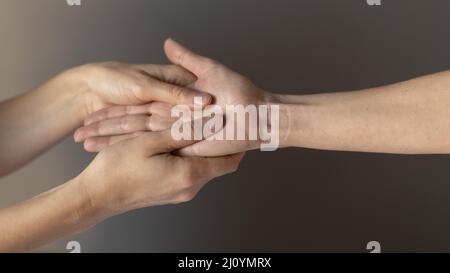 Mani ravvicinate massaggiando il palmo. Foto di alta qualità Foto Stock