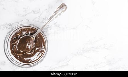 Recipiente piatto per budino al cioccolato. Foto di alta qualità Foto Stock