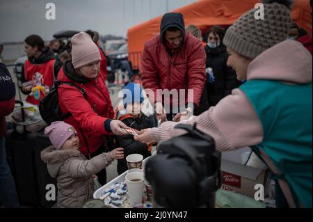 I rifugiati ucraini arrivano ad Isaccea, Romania, 5 marzo 2022. Molti rumeni stanno unendo gli sforzi umanitari per aiutare le migliaia di ucraini fuggiti nel loro paese, a seguito dell'invasione dell'Ucraina da parte della Russia. Foto di Eliot Blondt/ABACAPRESS.COM Foto Stock
