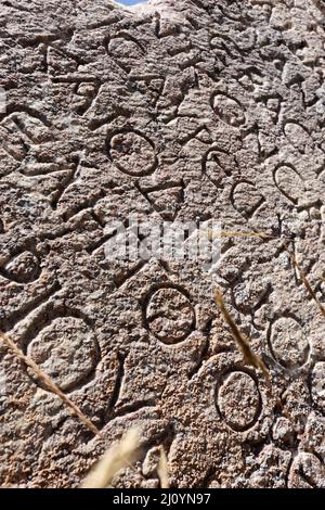 Iscrizioni sul sarcofago antico nel Castello di Konya Bozkır Zengibar Foto Stock