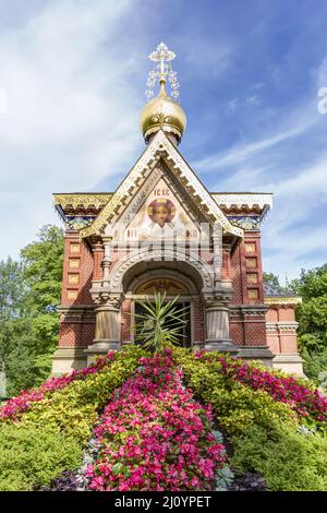 Letto colorato di fiori di fronte alla Chiesa russa nel parco termale di Bad Homburg vor der HÃ¶He in Th Foto Stock