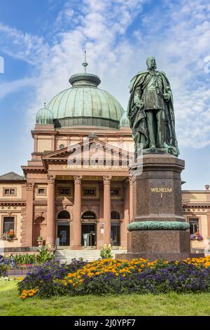 Statua dell'imperatore tedesco Guglielmo i di fronte al Kaiser-Wilhelms-Bad nel Kurpark di Bad Hom Foto Stock