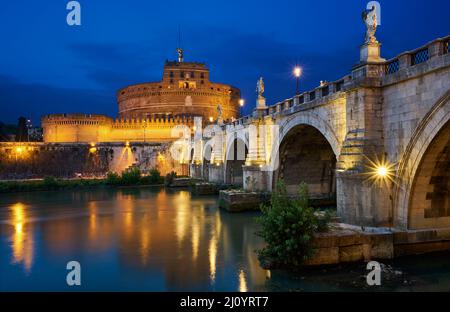 Ponte Sant'Angelo e il castello di notte a Roma Foto Stock