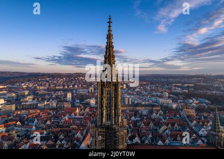 Scatto aereo scattato con un drone di Ulm Minster all'alba, in Germania Foto Stock