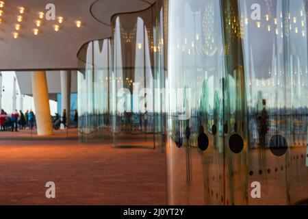 Visitatori all'interno della sala concerti elbphilharmonie di Amburgo Foto Stock