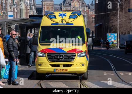 Vista frontale Ambulance ad Amsterdam Paesi Bassi 19-3-2022 Foto Stock