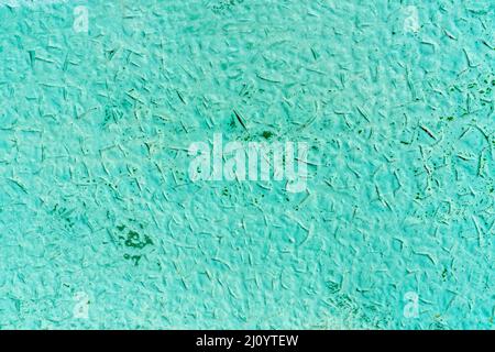 Vernice verde incrinata sul muro di una vecchia casa. Sfondo verde astratto. Foto Stock