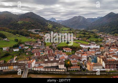 Vista del drone di Cangas de Onis nelle Asturie, Spagna Foto Stock