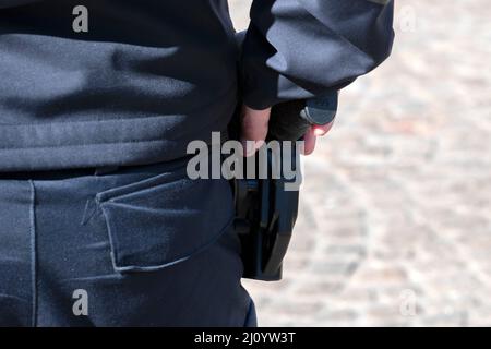 Donna di polizia che tiene la sua pistola ad Amsterdam Paesi Bassi 19-3-2022 Foto Stock