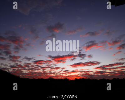 Cielo rosso di notte, St Austell, Cornovaglia. Foto Stock