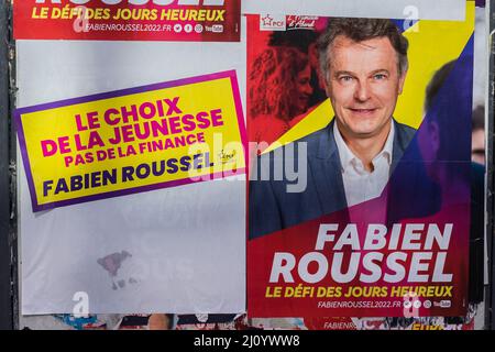 Parigi, Francia. 19th Mar 2022. Fabien Roussel 'partito comunista francese' partito di sinistra - 2022 Campagna presidenziale francese poster il 21 marzo 2022 a Parigi, Francia. Photo by Nasser Berzane/ABACAPRESS.COM Credit: Abaca Press/Alamy Live News Foto Stock