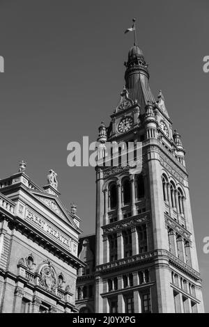 Scala di grigi della torre del municipio di Milwaukee e dell'adiacente teatro Pabst a Milwaukee, Wisconsin, USA Foto Stock