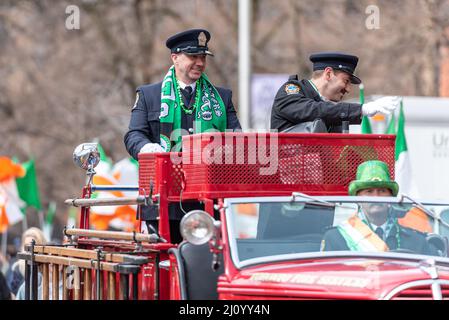 Camion dei vigili del fuoco d'epoca a Saint Patrick Parade, Toronto, Canada Foto Stock