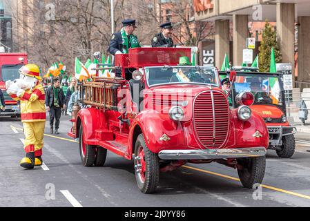 Camion dei vigili del fuoco d'epoca a Saint Patrick Parade, Toronto, Canada Foto Stock