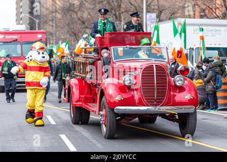 Camion dei vigili del fuoco d'epoca a Saint Patrick Parade, Toronto, Canada Foto Stock