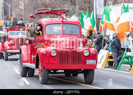 Camion dei vigili del fuoco d'epoca a Saint Patrick Parade, Toronto, Canada Foto Stock