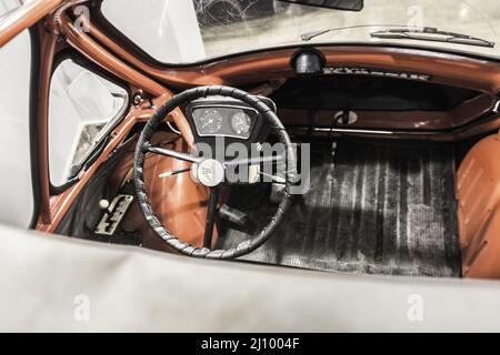 Particolare dell'interno, volante, della vecchia vettura rossa modello Heinkel Kabine Foto Stock